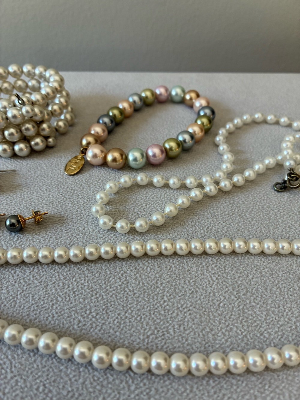Vintage Faux Pearl Jewelry Lot, Earrings x 2, Bracelet x 2, Necklace x 2 - Picture 10 of 14
